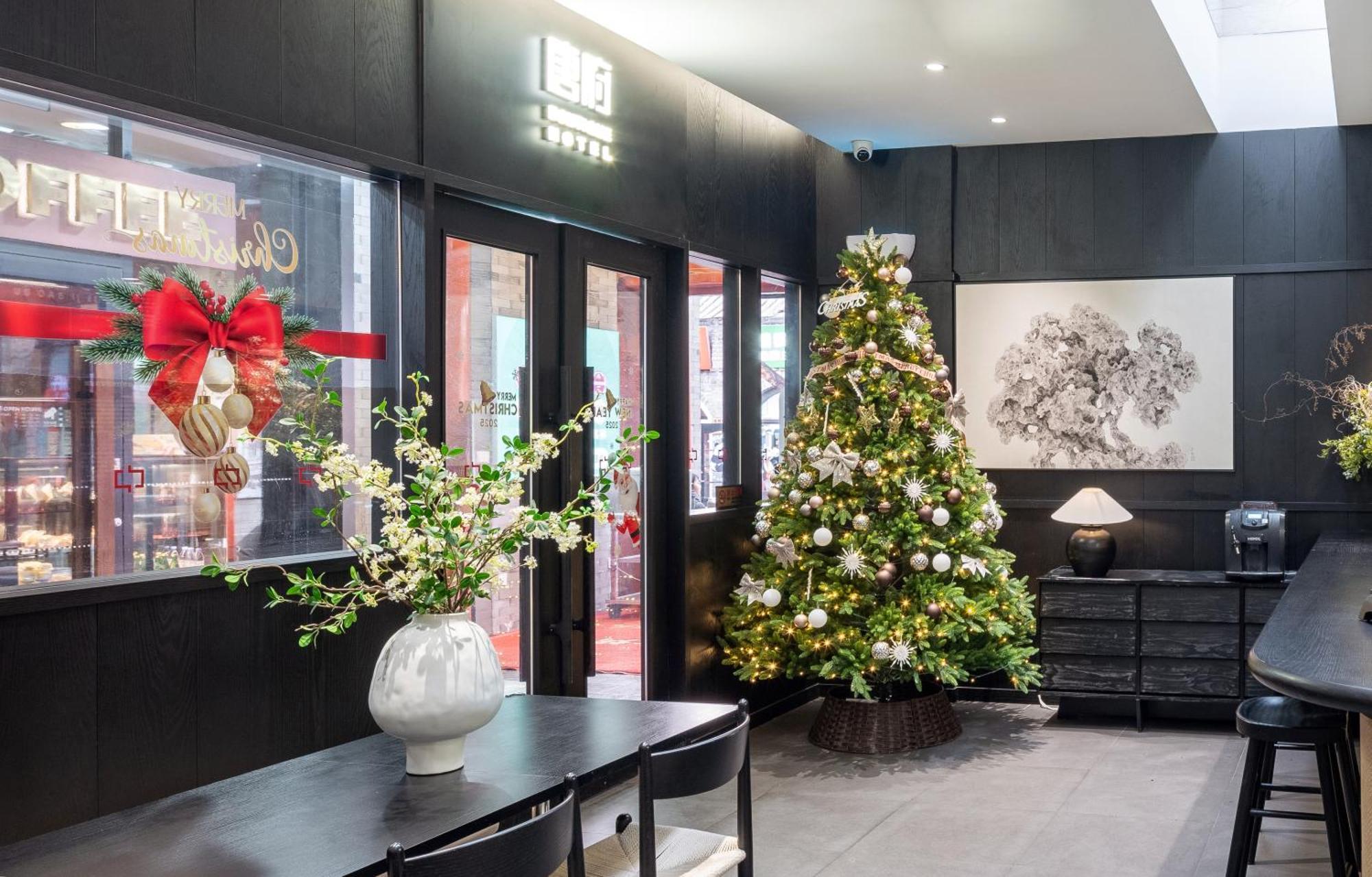 Beijing Tangfu Nanluoguxiang Wang Fu Jing Forbidden City Snack Street Hotel,1 Stop Walking To Airport Express,3 Stop To Tiananmen&Free Laundry Dry Service &Professional Free Tour Ticket Service With English Speaking Staff المظهر الخارجي الصورة